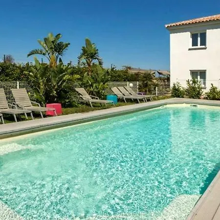 L'ile-rousse Sleeps 2 Pool Air Con Wifi *