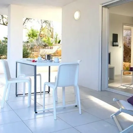 L'ile-rousse Sleeps 2 Pool Air Con Wifi بيت للعطل
